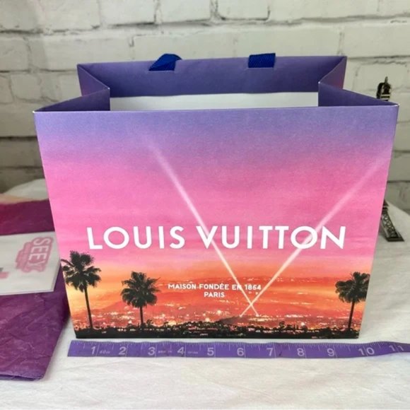 Louis Vuitton Shopping Bag and Pamphlet from the 2022 SeeLV Tokyo Exhibition - Picture 4 of 9
